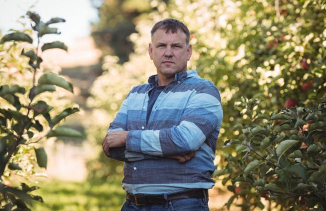 hombre-manos-cruzadas