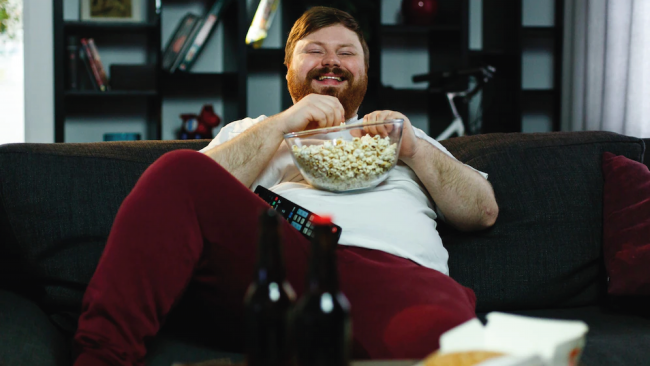 persona-comiendo-chatarra