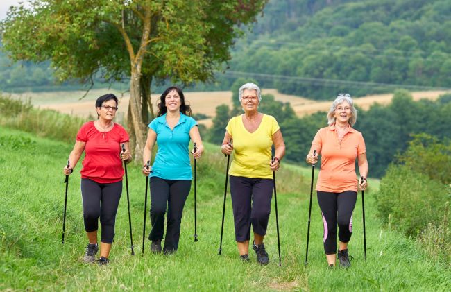 mujeres-caminando-baston