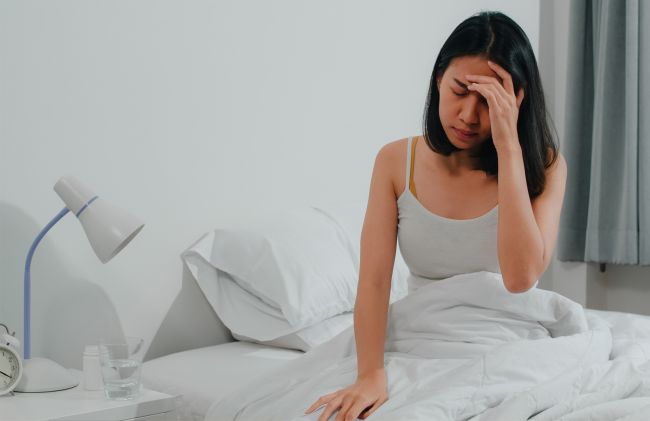 mujer-dolor-cabeza-cama