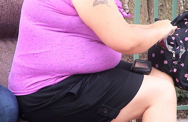 mujer-obesa-sentada