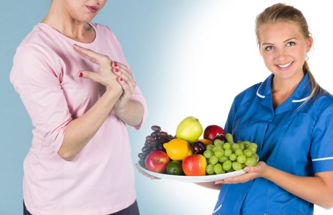 mano-mujer-uvas-limon