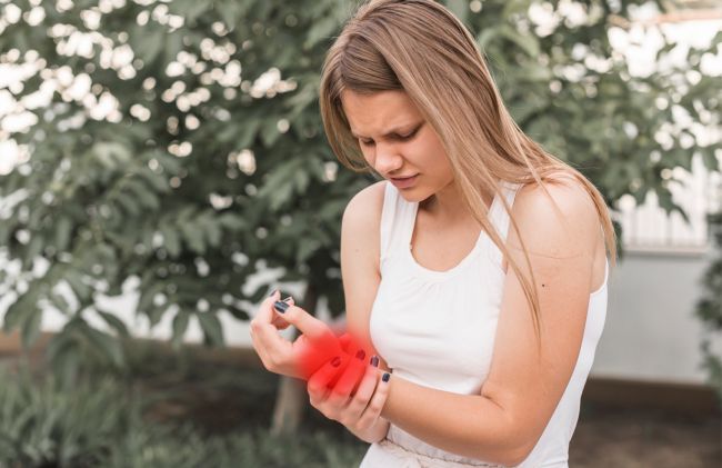 mujer-dolor-mano-inflamada