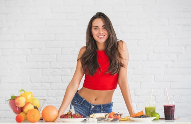 mujer-fruta-jugos-verde-violeta