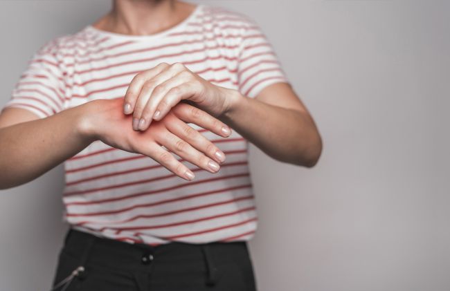 mujer-inflamacion-mano