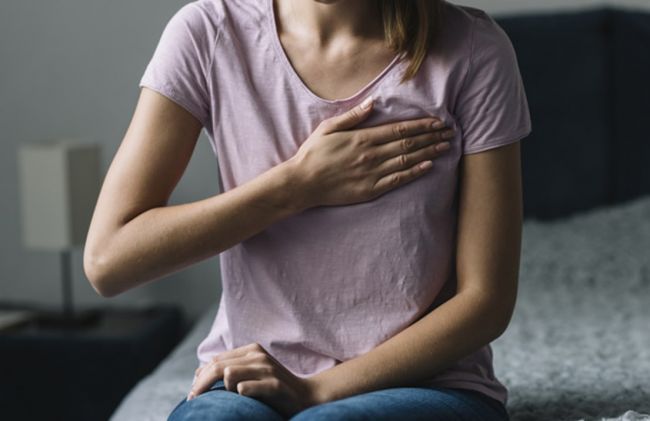 mujer-agarrando-pecho