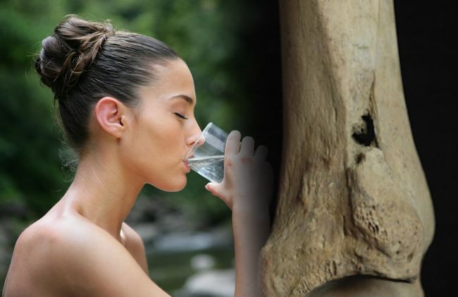 mujer-huesos-agujero