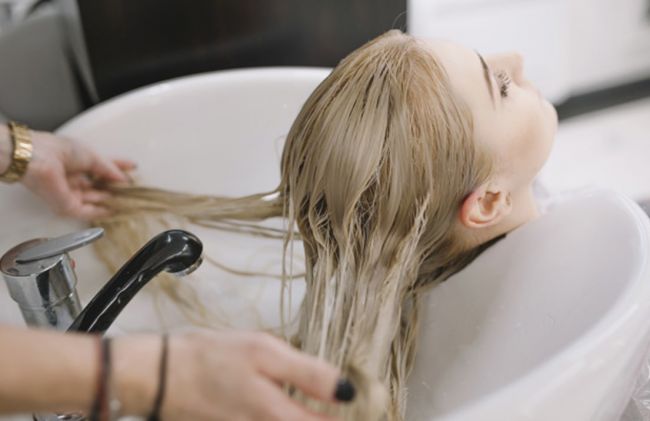 mujer-lavando-cabello