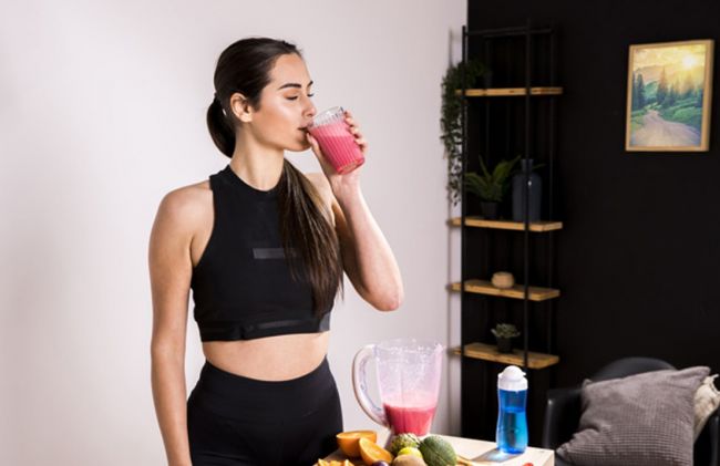mujer-bebiendo-jugo