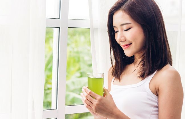 mujer-jugo-verde