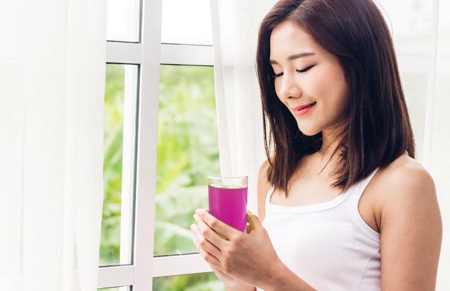 mujer-bebiendo-jugo-violeta