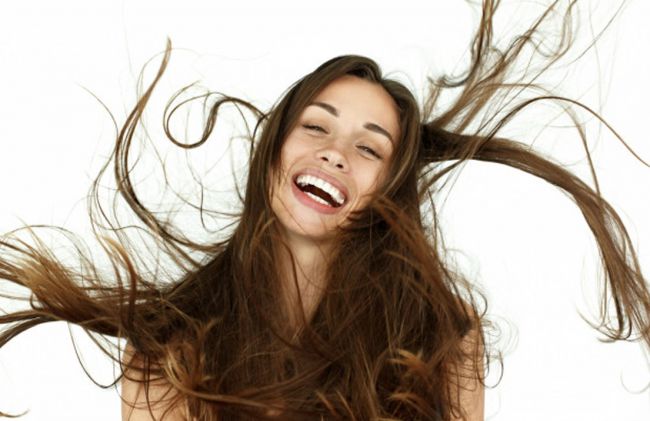 mujer-cabellos-aire