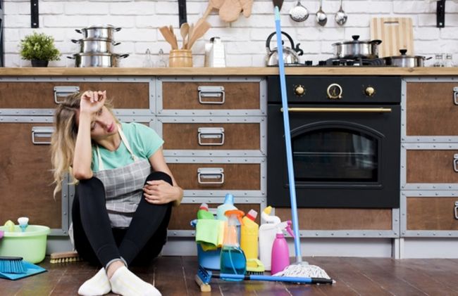 mujer-cansada-limpiando