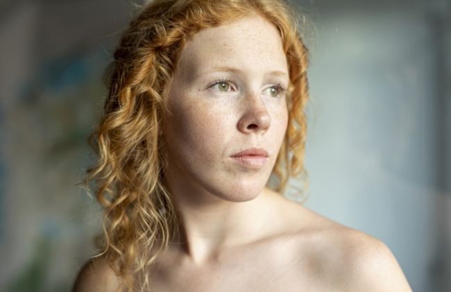 mujer-colorada-pecas