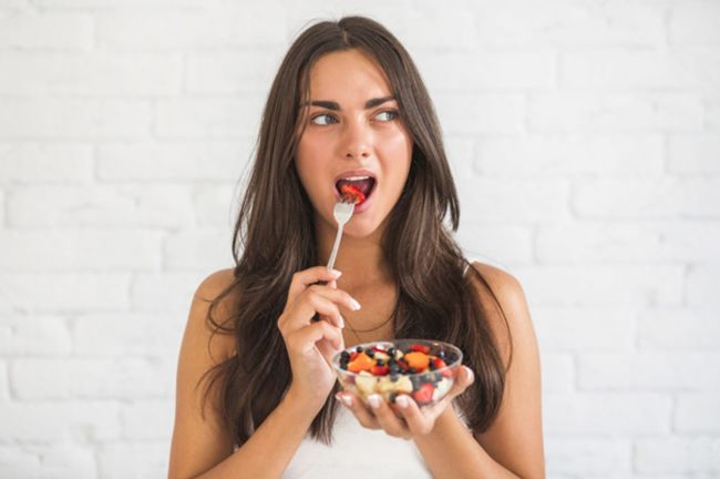 mujer-comiendo-frutas