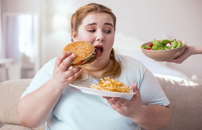 mujer-comiendo-hamburguesa