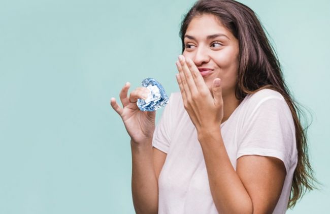 mujer-con-hielo-mano