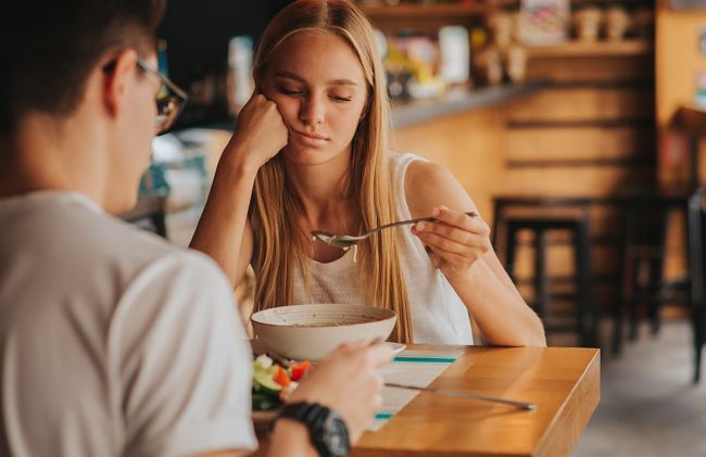 mujer-comiendo-triste