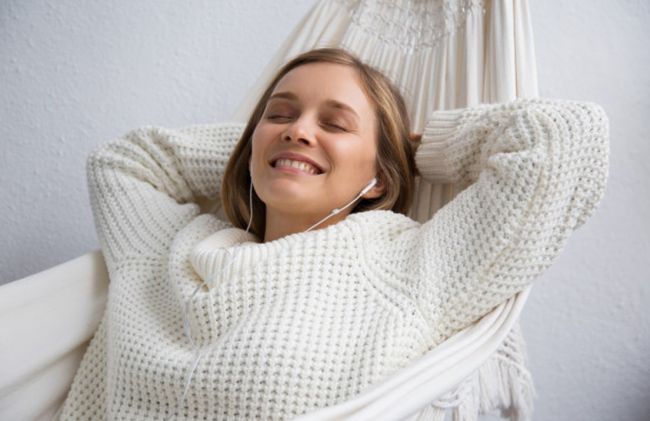 mujer-descansando-feliz