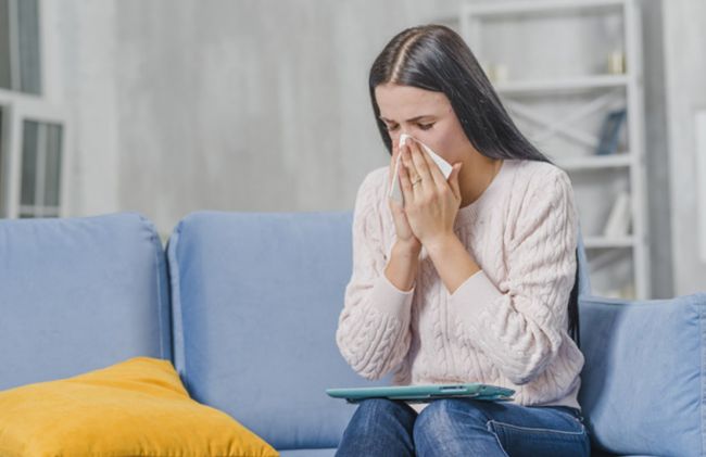 mujer-estornudando