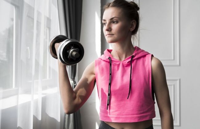 mujer-levantando-pesas