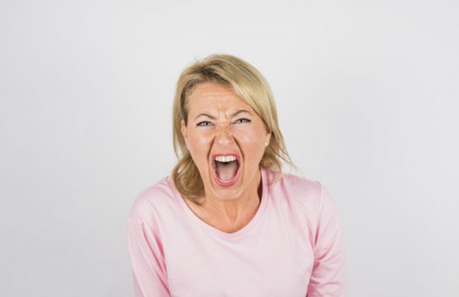 mujer-gritando