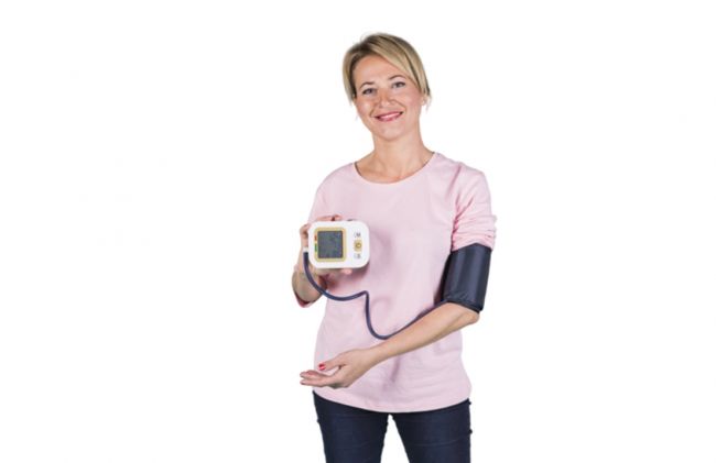 mujer-midiendo-presion