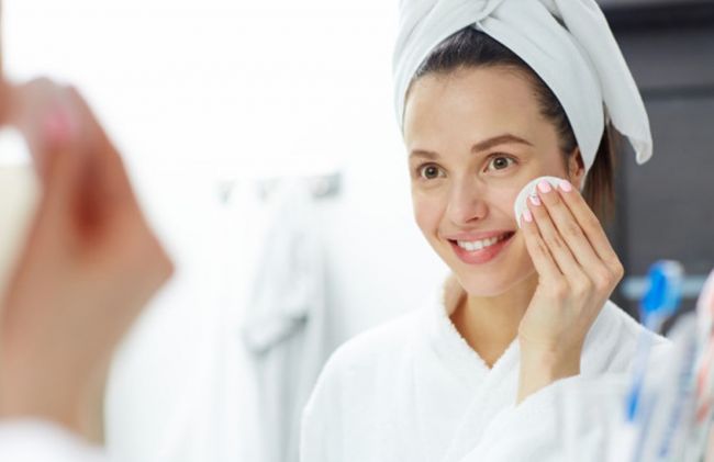 mujer-limpiando-rostro