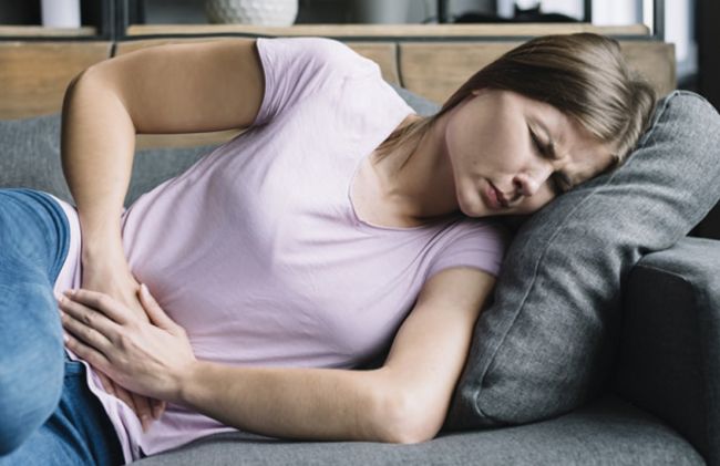 mujer-dolor-abdomen