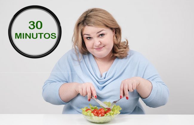 mujer-comiendo-ensalada
