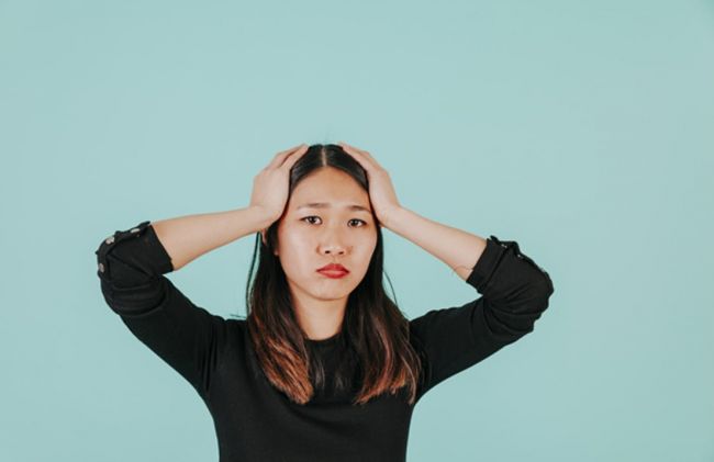 mujer-agarrando-cabeza