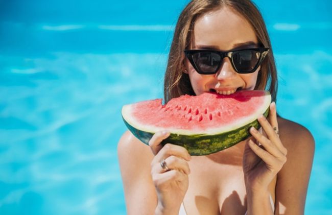 mujer-comiendo-sandia