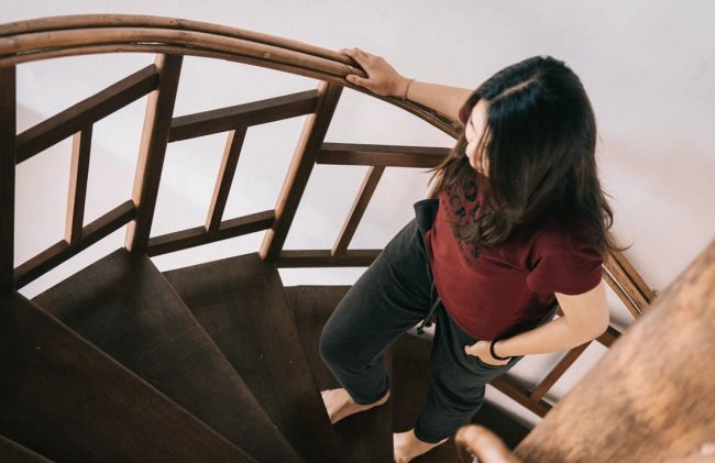 mujer-subiendo-escaleras