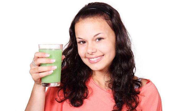mujer-jugo-verde