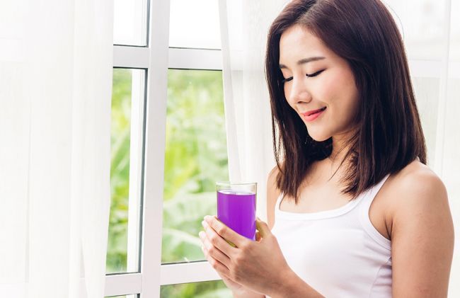 mujer-jugo-violeta