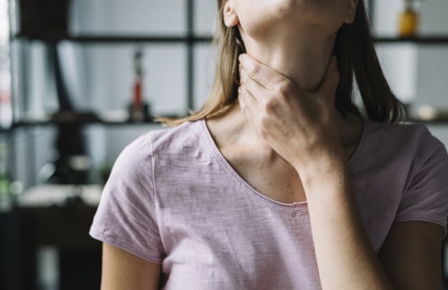 mujer-dolor-garganta