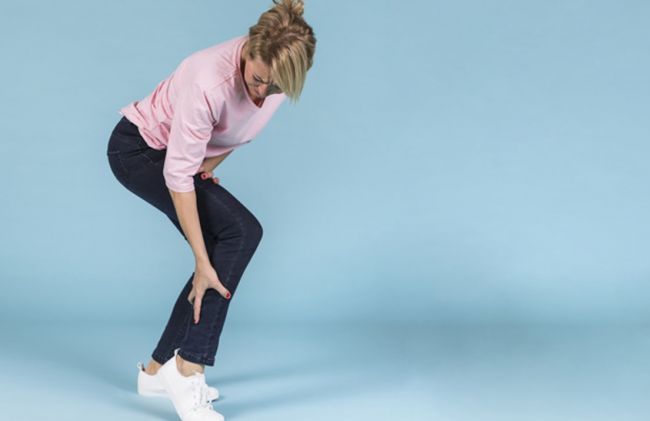 mujer-tomando-pierna