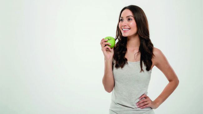 mujer-comiendo-fruta