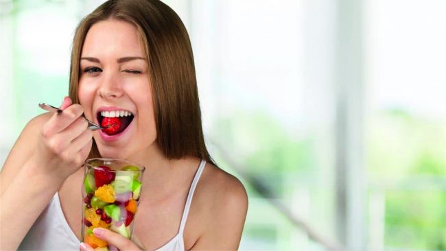 persona-comiendo-frutas