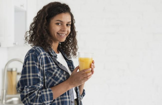 mujer-jugo-naranja