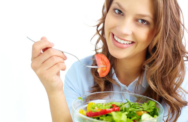 mujer-tomate-lechuga-pimiento