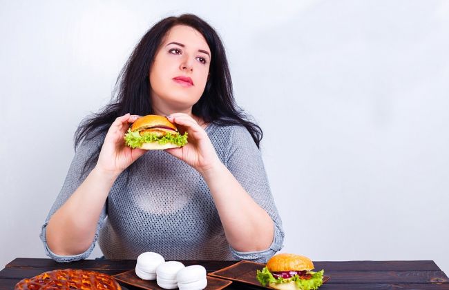 mujer-comiendo-hamburguesa 