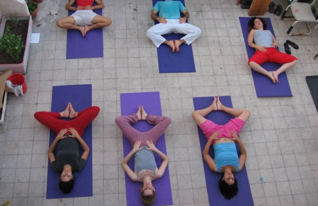 pose-yoga-plantas-pie-unidas