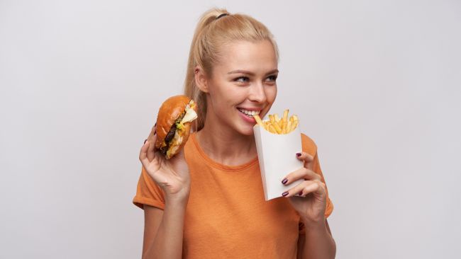 mujer-hamburguesa-papas