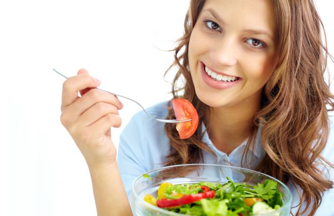 mujer-tomate-lechuga-pimiento-rojo-amarillo