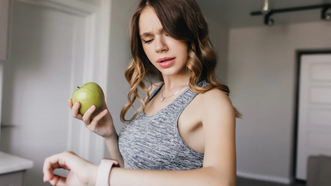 mujer - comiendo -mirando reloj