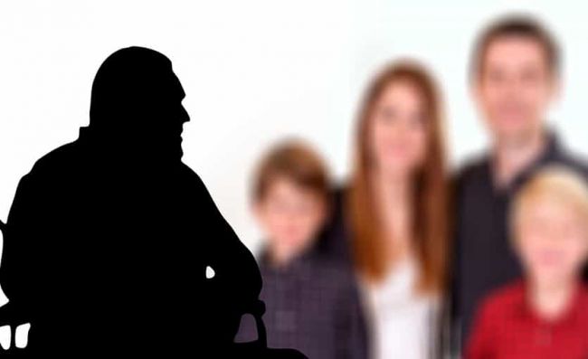 hombre-aislado-familia