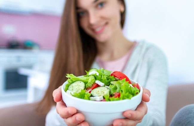 lechuga-pepino-tomate-mujer