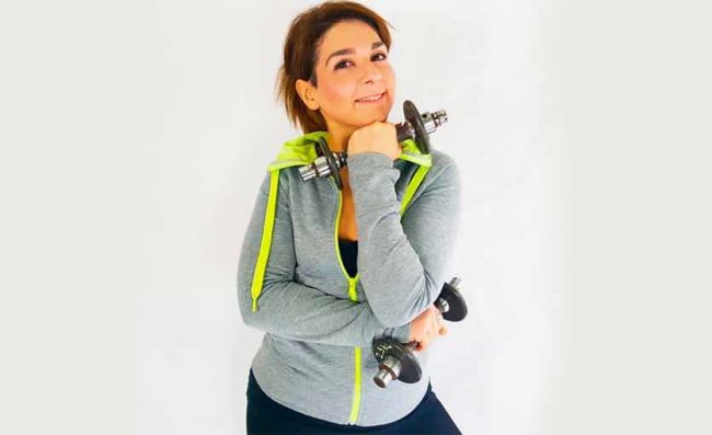 mujer-sosteniendo-pesas-inmovil