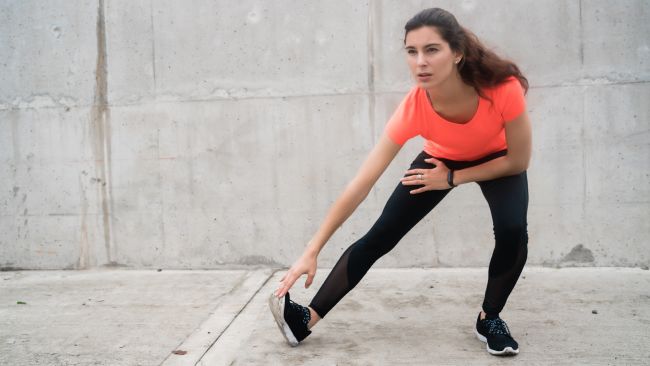 mujer-cinta-elastica 